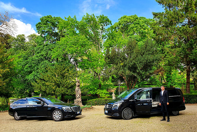 Macchine con autisti personali, con sfondo il parco della villa